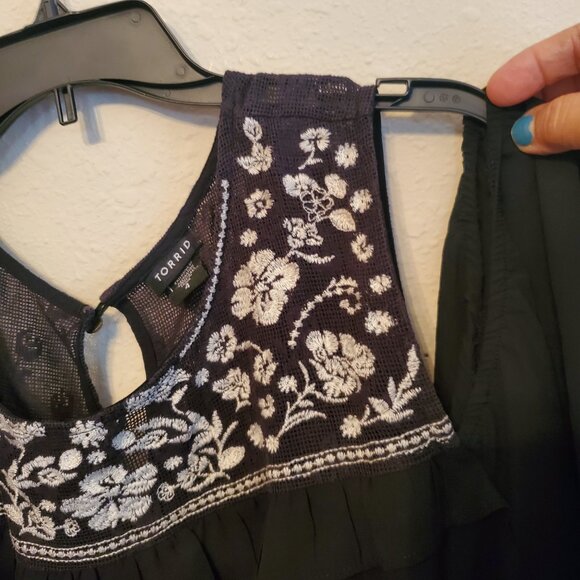 TORRID Women's Cold Shoulder Blouse Black/ White  Embroidered Flowers Size 4. - Picture 5 of 10